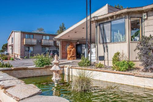 Фотография гостиницы Econo Lodge Inn & Suites Madras Chateau Inn