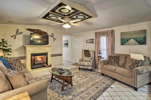 Фотография гостевого дома Axls Adventures Abode with Yard 2Mi to Beavers Bend