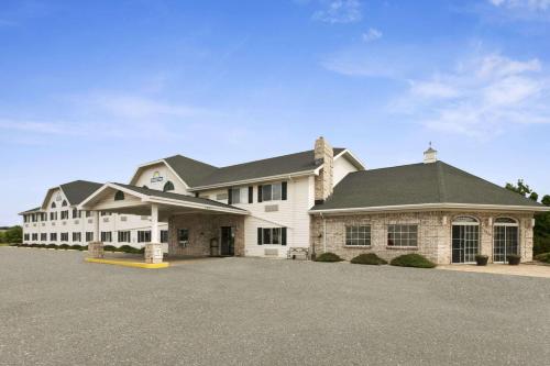 Фотография гостиницы Days Inn & Suites by Wyndham Kaukauna WI