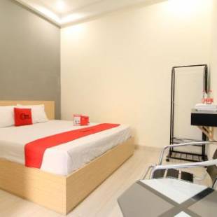 Фотографии гостевого дома 
            RedDoorz near Klaten Train Station