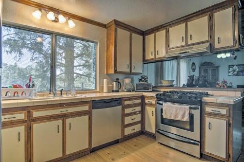 Фотографии гостевого дома
Lake Arrowhead Cabin with Lush Yard about 5Mi to Village!