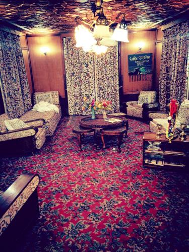 Фотография мини отеля Houseboat Young Snow View Front Line Dal Lake