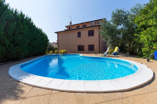 Фотография гостевого дома Apartments with a swimming pool Novigrad - 7078