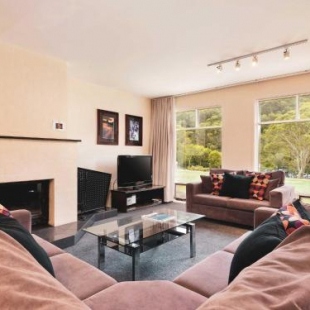 Фотография гостевого дома Village Green 2 Bedroom loft townhouse with views fireplace and garage parking