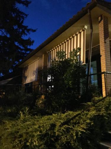 Фотография гостевого дома hilltop villa garden with jacuzzi great views