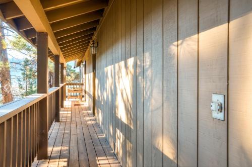 Фотография гостевого дома Gorgeous Updated Cabin Panoramic Donner Lake View