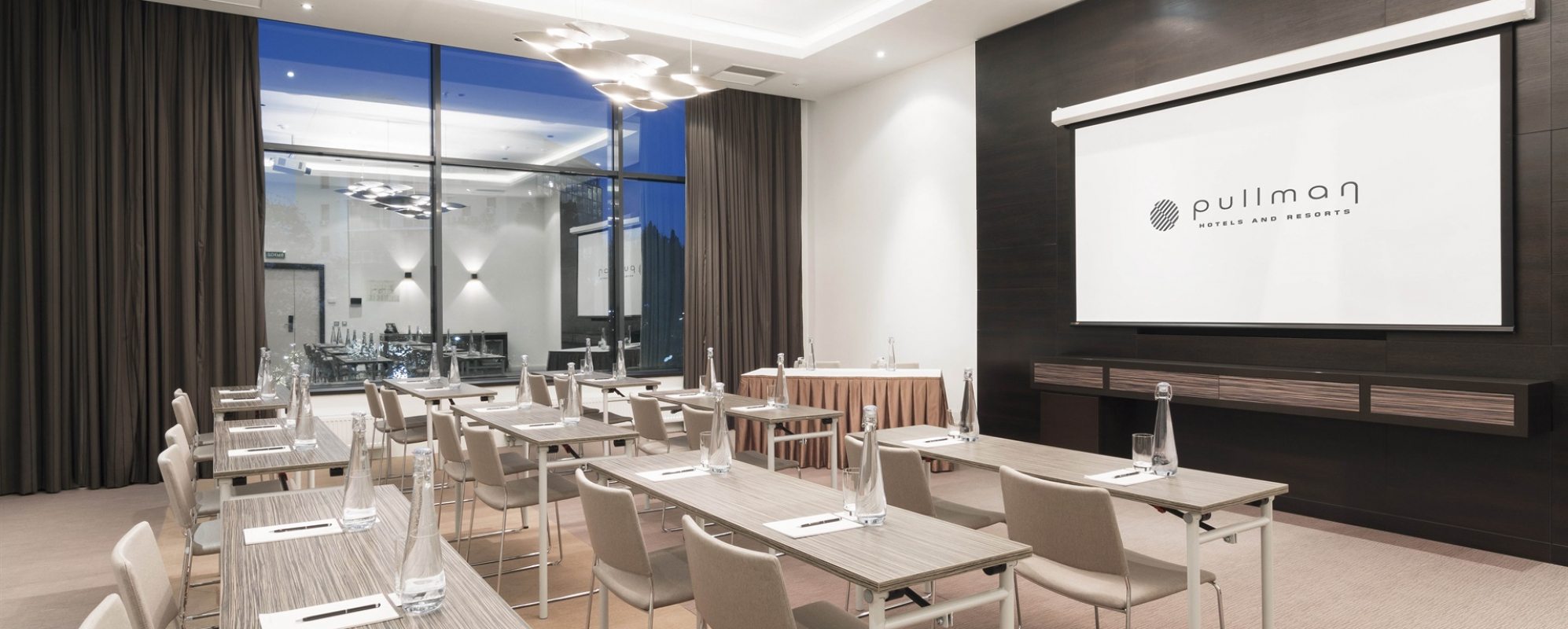 Фотографии конференц-зала Самшит Пуллман Сочи Центр