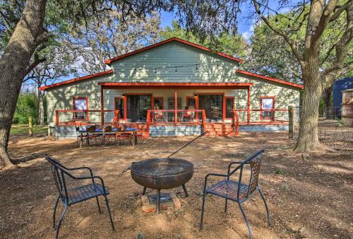 Фотография гостевого дома Charming Villa Cardinale Cabin in Helotes!