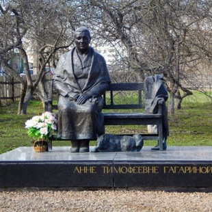Фотография достопримечательности Памятник матери Гагарина