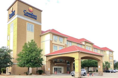 Фотография гостиницы Comfort Inn & Suites Near Six Flags & Medical Center