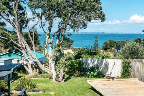 Фотография гостевого дома Pohutukawa Cottage, Waiheke Island