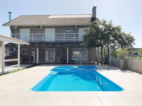 Фотография гостевого дома Maravilhosa residência em condomínio fechado Condomínio Solar das Marinas