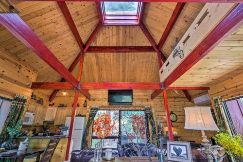 Фотографии гостевого дома 
            Strawberry and Pine Studio Cabin with Outdoor Oasis!