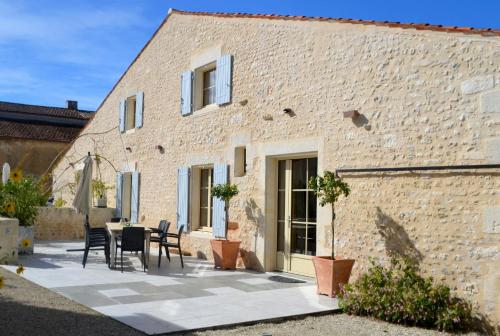 Фотография гостевого дома Maison de 4 chambres avec jardin amenage et wifi a Cabariot