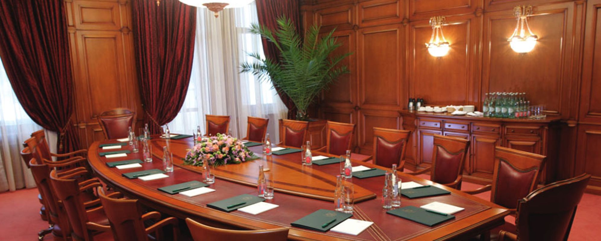 Фотографии конференц-зала Красный зал