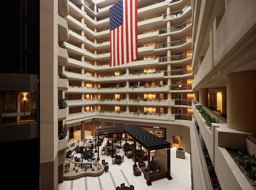 Фотография гостиницы Embassy Suites Crystal City - National Airport