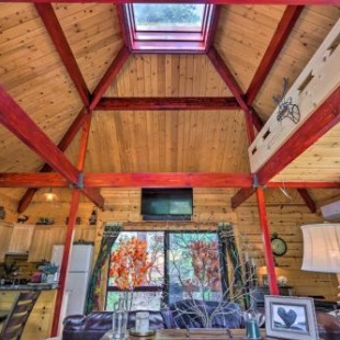 Фотография гостевого дома Strawberry and Pine Studio Cabin with Outdoor Oasis!