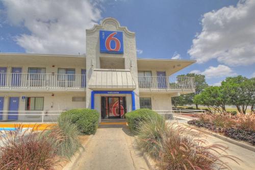 Фотография гостиницы Motel 6 San Antonio, Tx Six Flags Fiesta TX - La Cantera Area