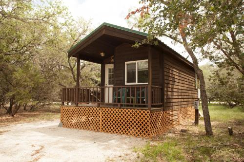 Фотография базы отдыха Medina Lake Camping Resort Studio Cabin 2