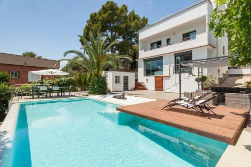 Фотографии гостевого дома 
            Moderna villa con piscina y amplio jardín