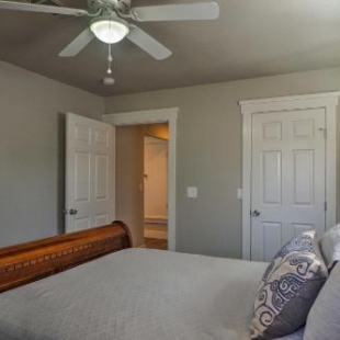 Фотография гостевого дома Cozy Home Blocks to Georgetown Square and SU!