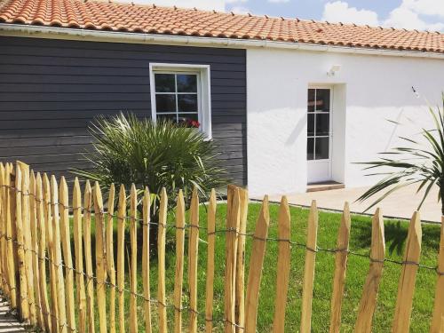 Фотография гостевого дома Maison à 5 mn de l'océan avec piscine chauffée