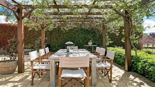 Фотография гостевого дома Sinden Park - garden, swimming pool, rural vistas