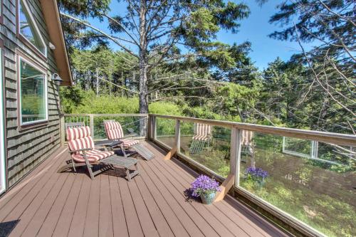 Фотография гостевого дома Yaquina Lighthouse View Beach Home