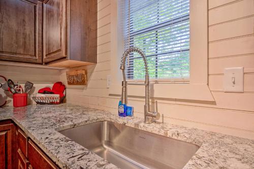 Фотография гостевого дома Broken Bow Bungalow - Relaxed Retreat with Deck!