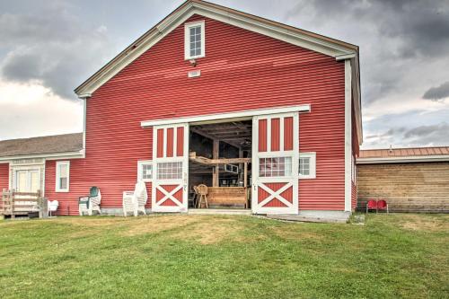 Фотографии гостевого дома 
            Classic Cape-Style Farmhouse on 550-Acre Vineyard!