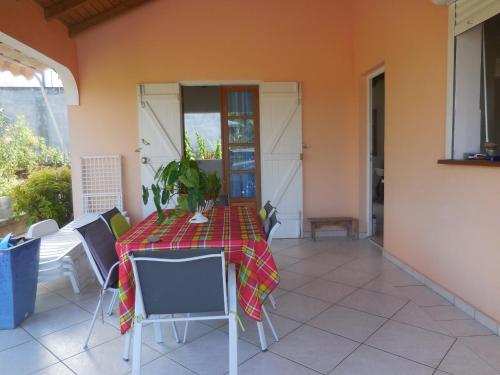 Фотография гостевого дома Maison de 2 chambres avec jardin clos et wifi a Sainte Anne a 3 km de la plage