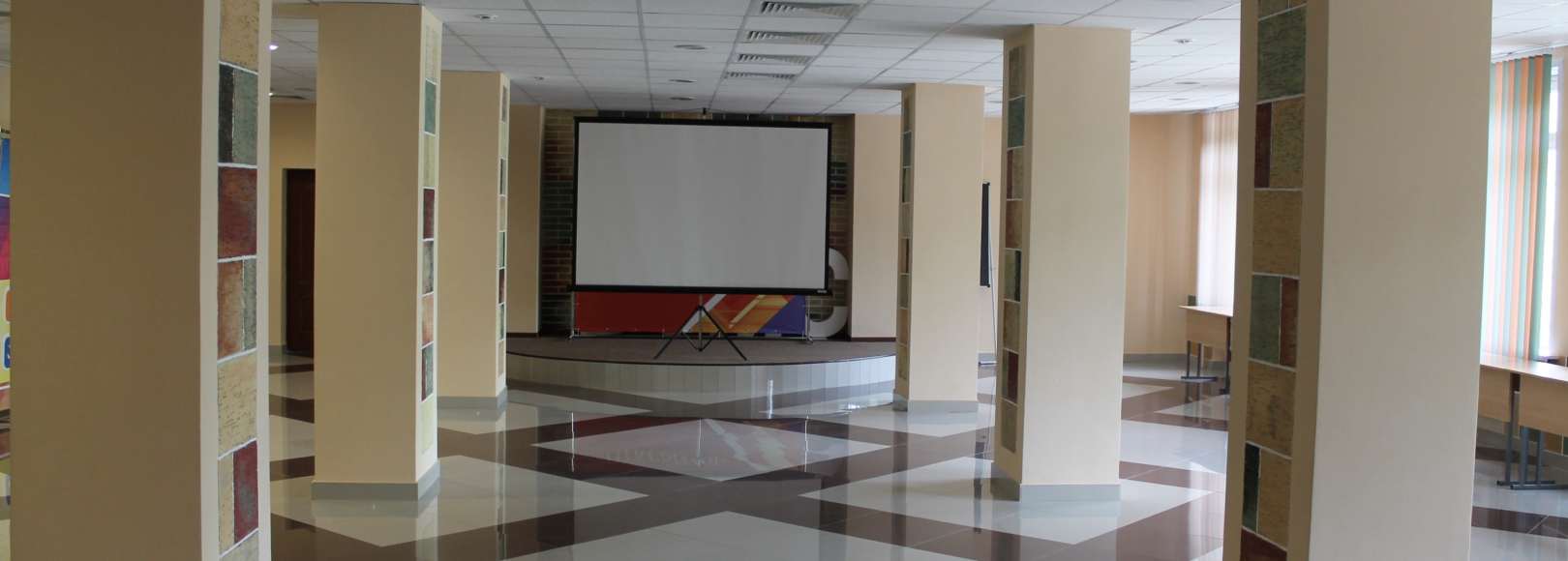 Фотография банкетного зала Арт-кафе Курского Областного Дворца Молодежи