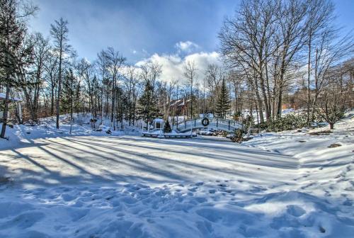 Фотография гостевого дома Ski Condo with Pool - Mins to Story Land and Attitash!