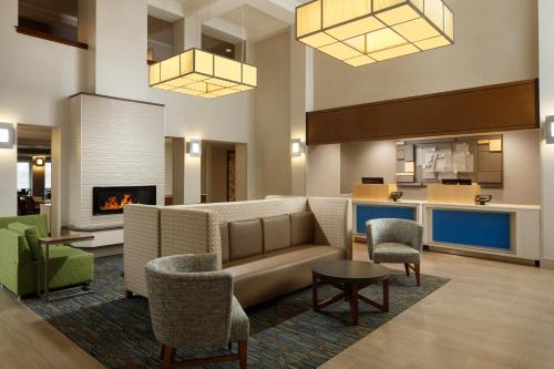 Фотография гостиницы Holiday Inn Express Hotel & Suites Belmont, an IHG Hotel