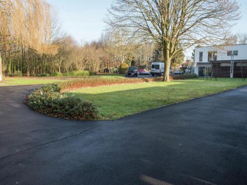 Фотография гостевого дома Modern Holiday Home in Zottegem with Jacuzzi