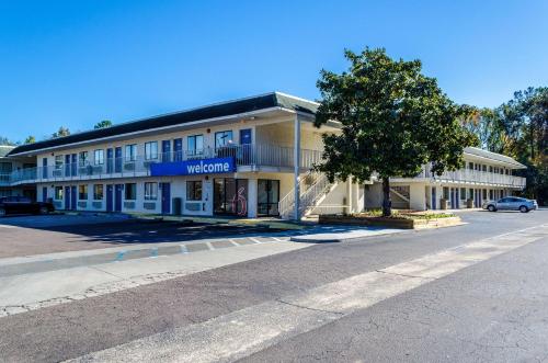 Фотография гостиницы Motel 6-Charleston, - North
