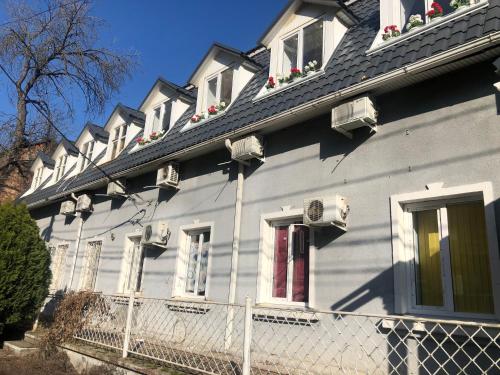 Фотографии гостевого дома
С геранью