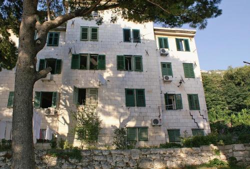 Фотография гостевого дома Apartments by the sea Omis - 2806