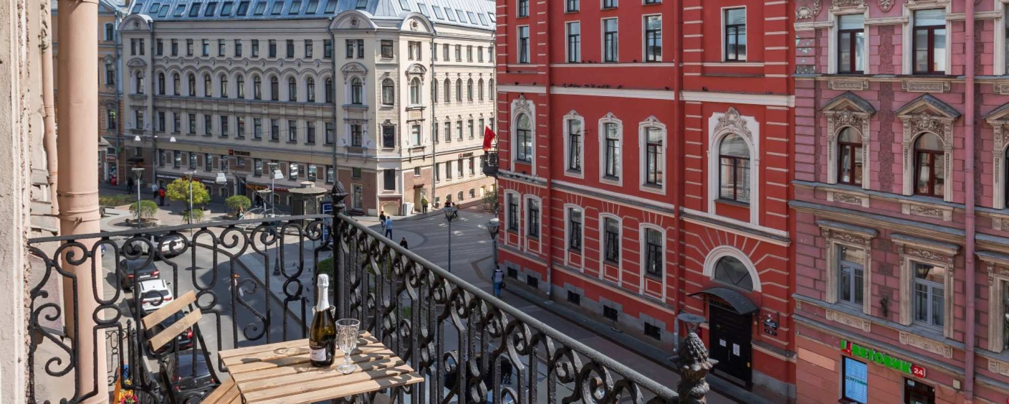 Фотографии Жилья посуточно Уникальная Квартира в центре города с балконом и кондиционером