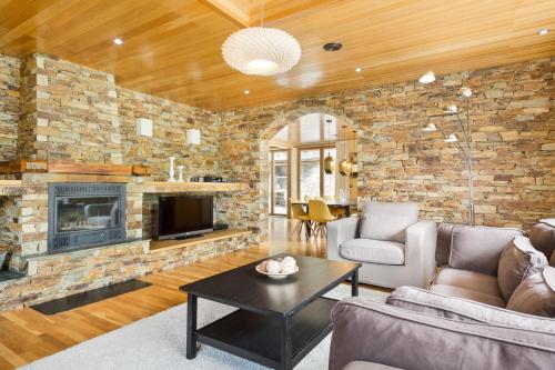 Фотография гостевого дома Luderna - Casa con jardín Montcorbison