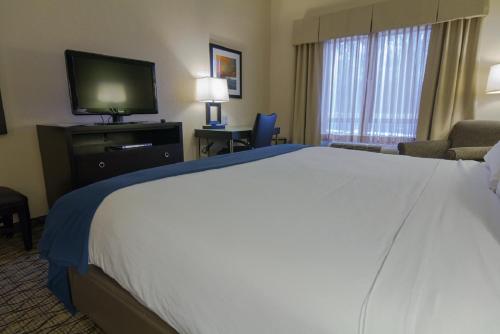 Фотография гостиницы Holiday Inn Express and Suites Winchester, an IHG Hotel