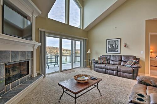 Фотографии гостевого дома
Waterfront Condo on Lake of the Ozarks with 2 Pools!
