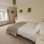 Фотография гостевого дома Priors Mead