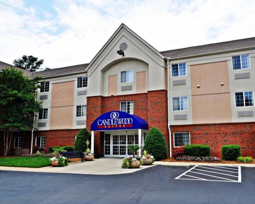 Фотография гостиницы Candlewood Suites Raleigh Crabtree, an IHG Hotel
