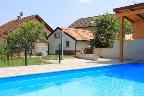 Фотография гостевого дома Family friendly apartments with a swimming pool Grabovac, Plitvice - 17532