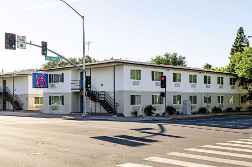 Фотография гостиницы Motel 6-Modesto, CA - Downtown