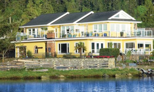 Фотография мини отеля Birds of a Feather Ocean Lagoon Victoria Condos