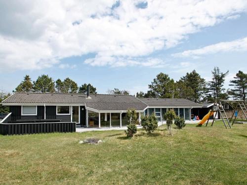 Фотография гостевого дома Four-Bedroom Holiday home in Jerup 2