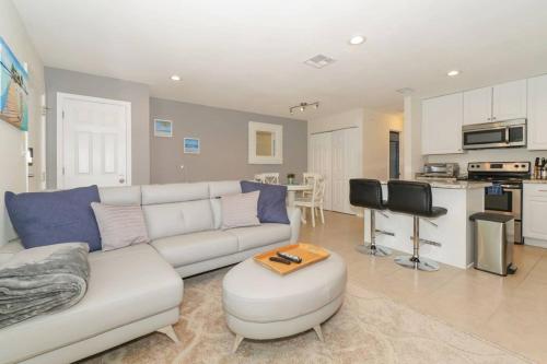 Фотография гостевого дома Lovely Cottage - Close to Siesta, Shops & Dining