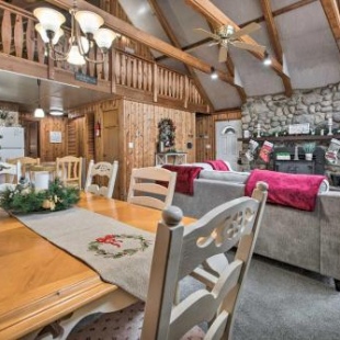Фотография гостевого дома Secluded Poconos Cabin with Big Bass Amenities!